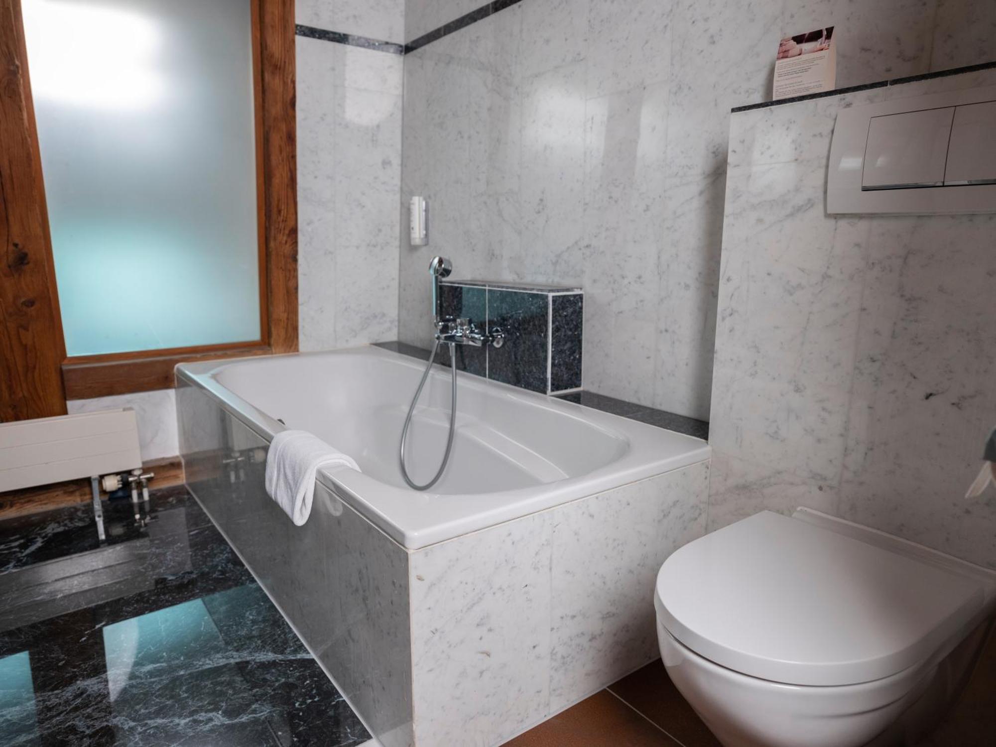 Romantik Hotel De L'Ours Sugiez Kültér fotó