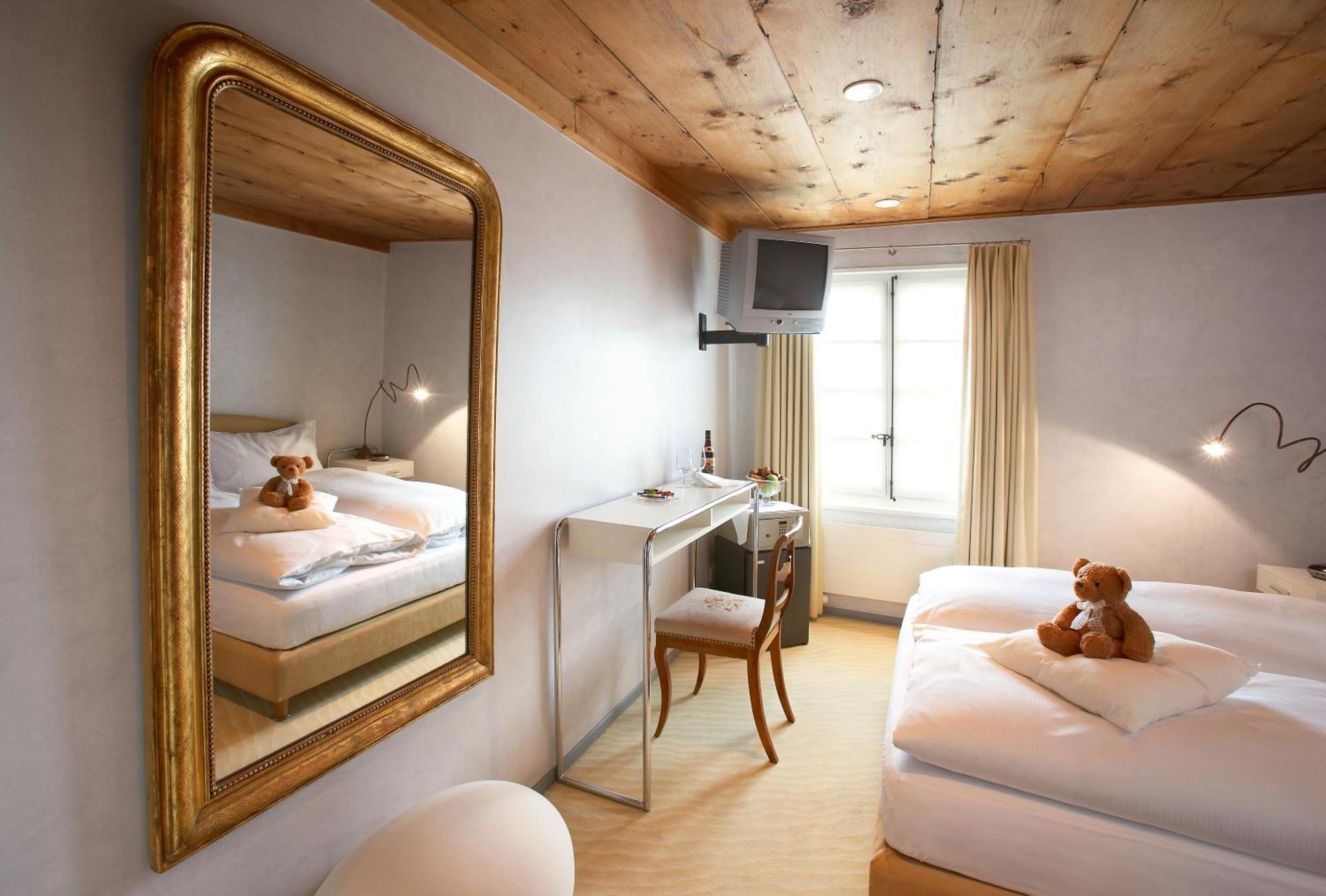 Romantik Hotel De L'Ours Sugiez Szoba fotó